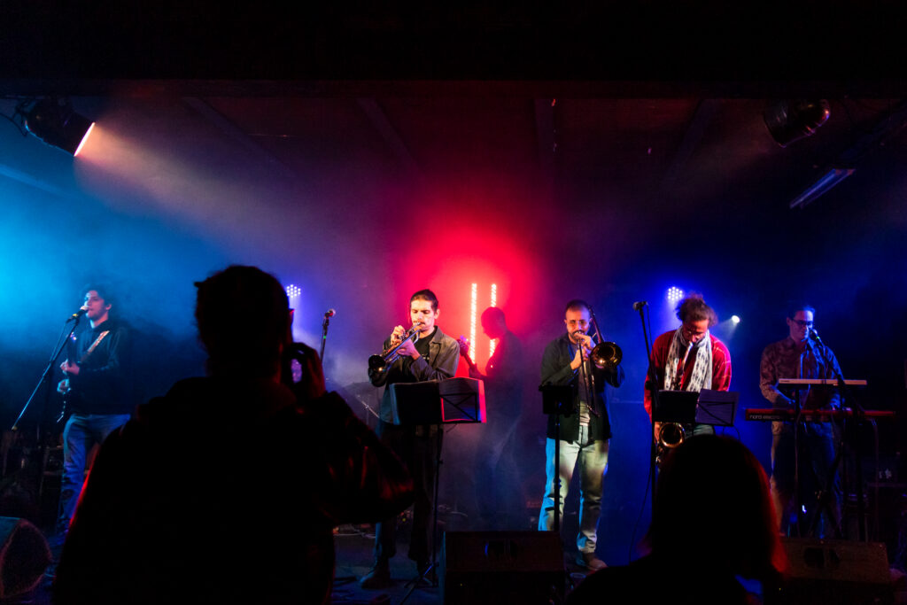 I Pick Up The Tips sul palco